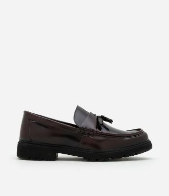 Sapato em Pu com Detalhe em Tecel