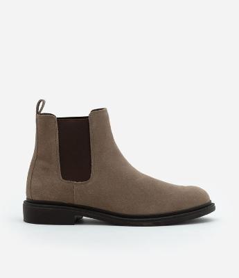 Bota Chelsea em Couro Camurça com Cano Curto