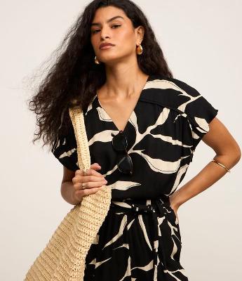 Blusa em Viscose com Estampa de Folhagem