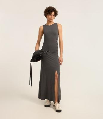 Vestido Evasê Longo em Moletinho sem Manga e com Fenda