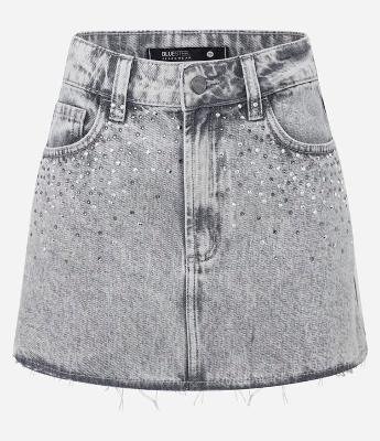 Saia Curta em Jeans com Brilhos Aplicados e Barra Desfiada