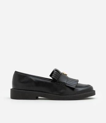 Sapato Loafer em PU com Detalhe de Franja e Metal