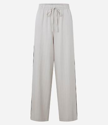 Calça Reto Alfaiatada com Riscas de Giz e Contraste Lateral