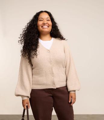 Cardigan Curto em Tricô e Bolsinho Curve & Plus Size