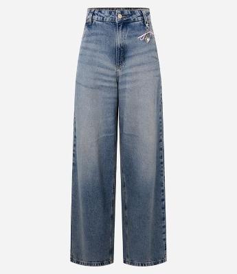 Calça Skater em Jeans Super Ampla com Pala Diferenciada e Pingente
