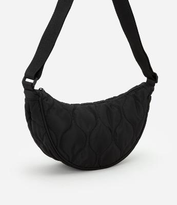 Bolsa Média com Textura Matelassê e Formato Meia Lua