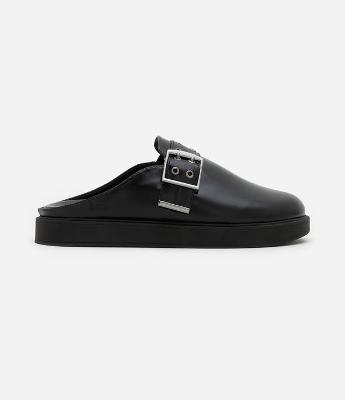 Sapato Clog com Sola Alta e Detalhe de Tira com Ilhós e Fivela