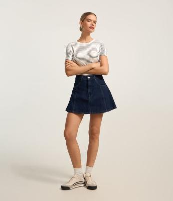 Mini Saia Evasê em Jeans com Recortes