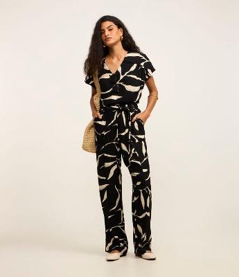 Calça Reta em Viscose com Amarração e Estampa Floral