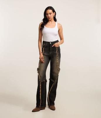 Calça Reta em Jeans Dirty com Recortes Desfiados