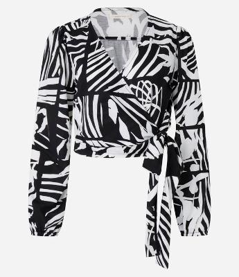 Blusa em Piquet com Decote Transpassado e Estampa Folhagem