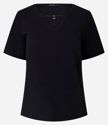 Blusa em Crepe com Fivela na Gola V