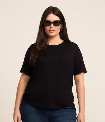 Camiseta T-shirt em Crepe e Listra na Gola Curve & Plus Size