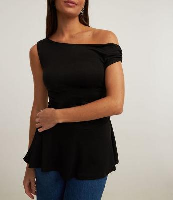 Blusa em Ribana com Ombro Assimétrico e Barra Peplum
