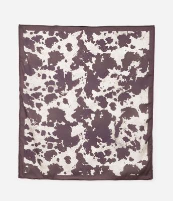 Lenço Retangular em Cetim com Estampa Animal Print Vaca