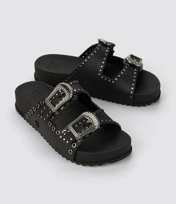 Chinelo com Tiras Largas com Fivelas e Aviamentos