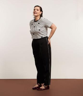 Calça Cenoura em Crepe com Detalhe Lateral Curve & Plus Size