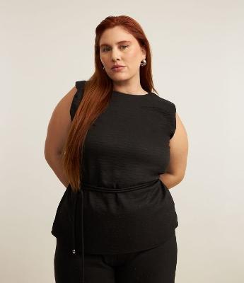 Blusa Regata Alongada em Crepe  com Brilhos e Cinto de Amarração Curve & Plus Size