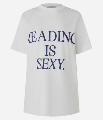 Camiseta Regular em Algodão com Lettering Reading is Sexy