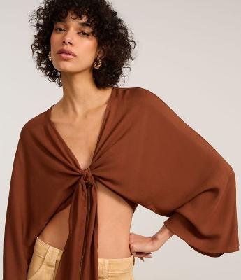 Blusa Cropped em Viscose Twill com Amarração e Manga Ampla