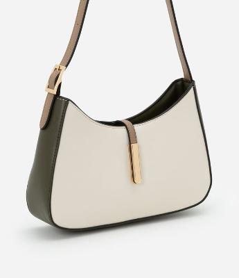 Bolsa Baguete Pequena com Fechamento Lapela de Metal