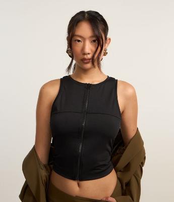 Blusa em Microfibra sem Manga e com Zíper Frontal