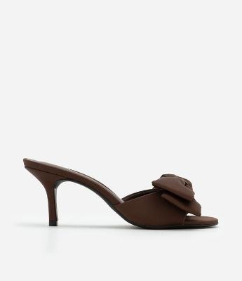 Sandália Mule com Laço de Cetim