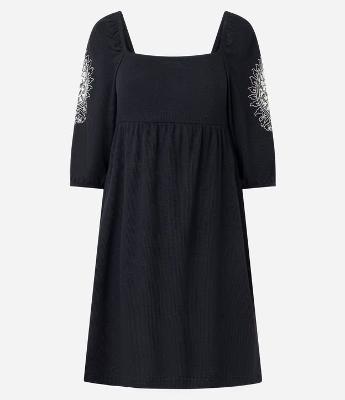Vestido Curto Texturizado com Bordado Floral