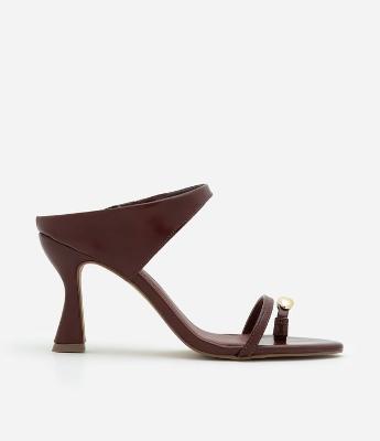 Sandália de Salto Alto com Dedeira com Detalhe de Metal