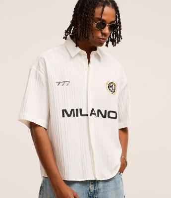 Camisa Oversized com Estampa Localizada e Lettering Texturizada