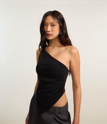 Blusa em Ponto Roma com Decote Ombro Só e Barra Assimétrica