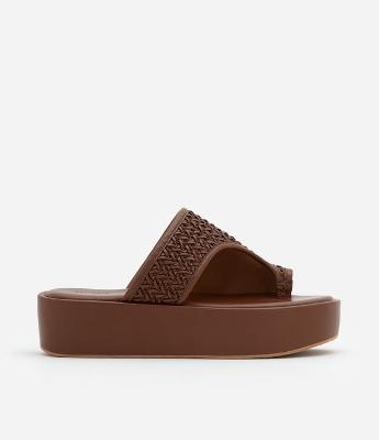 Sandália Flatform com Cabedal com Textura Macramê e Dedal