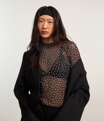 Blusa em Tule com Golinha Alta e Estampa Poá