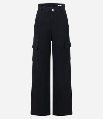 Calça Reta Comfort em Sarja com Bolsos Cargo