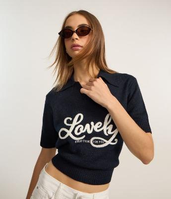 Polo em Tricô com Lettering Lovely