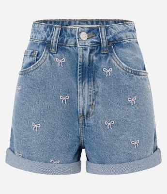 Short Mom em Jeans com Lacinhos Bordados e Barra Dobrada