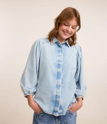 Camisa Jeans com Manga ¾ Bufante e Abotoamento Frontal