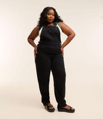 Macacão Jardineira Sarja Estonada Curve & Plus Size