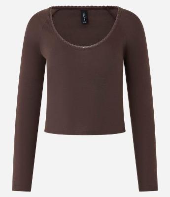 Blusa em Ribana com Rendinha no Decote e Manga Longa