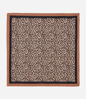 Lenço Quadrado em Cetim com Estampa Animal Print Onça