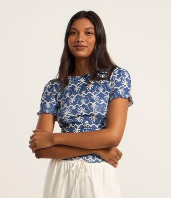 Blusa Texturizada com Estampa Conchinhas e Frufru  na Barra