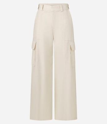 Calça Wide Leg em Sarja Alfaiatada com Bolso Cargo