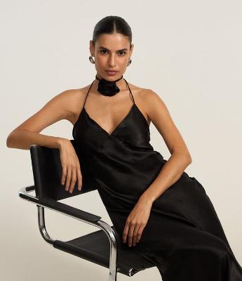 Vestido Longo em Cetim Frente Única com Flor no Pescoço