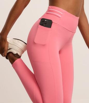 Calça Legging Esportiva em Microfibra com Bolso Lateral e Elástico Porta Camiseta