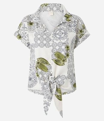Blusa em Viscose com Amarração e Estampa Folhagem