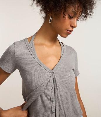 Blusa em Ribana com Sobreposição e Abotoamento Frontal