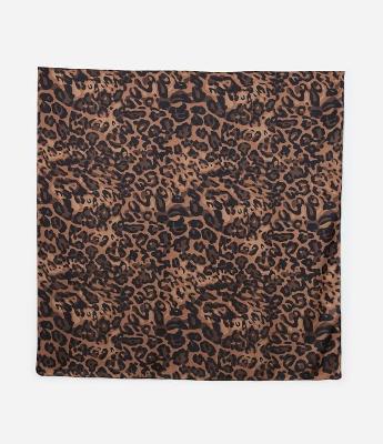 Lenço Quadrado em Cetim com Estampa Animal Print Onça