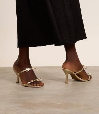 Sandália Mule com Tira Fina e Laços