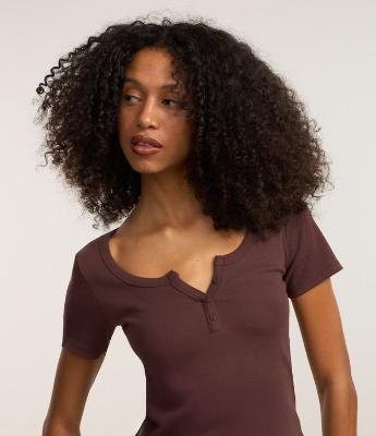 Blusa em Ribana com Recorte na Gola e Botões