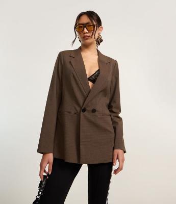 Blazer Amplo Alfaiatado com Lapelas e Botões Duplos